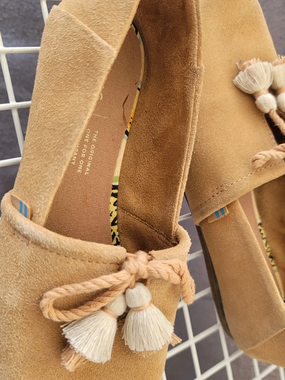 TOMS Kellie Suede Tassle Top Slip On Flats Camel Cream 6.5 Wide